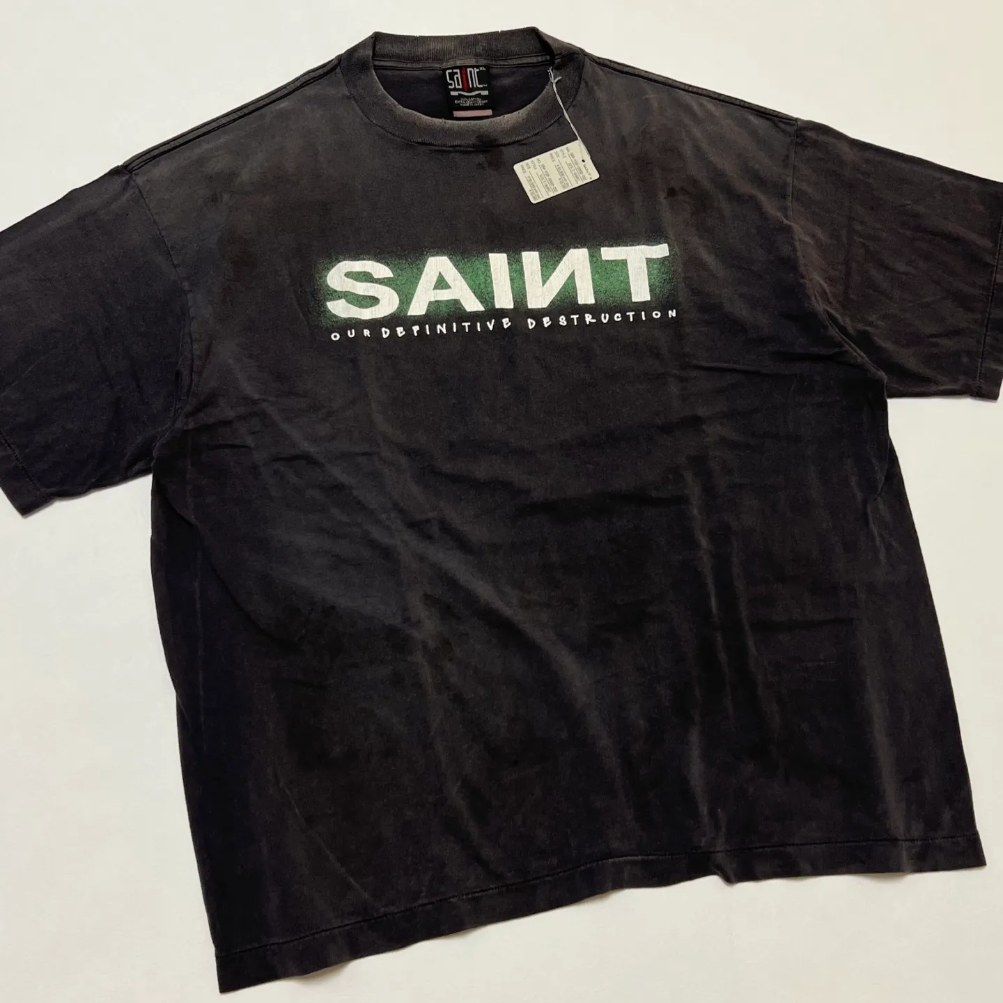 SAINT MXXXXXX SAINT SS TEE/BLK Green SAINT BOX LOGO short sleeves Washed black S-XL Look for cylindrical fabrics without side seams. Don’t buy open ones anymore. It’s boring. Assute garments are dyed. The whole piece is sprayed with horse-hair spray. Then spray it again to fade. The collar and cuffs are frayed. Many places are damaged. Authentic grade printing is restored. Accessories are complete. With little angel anti-counterfeiting label.
